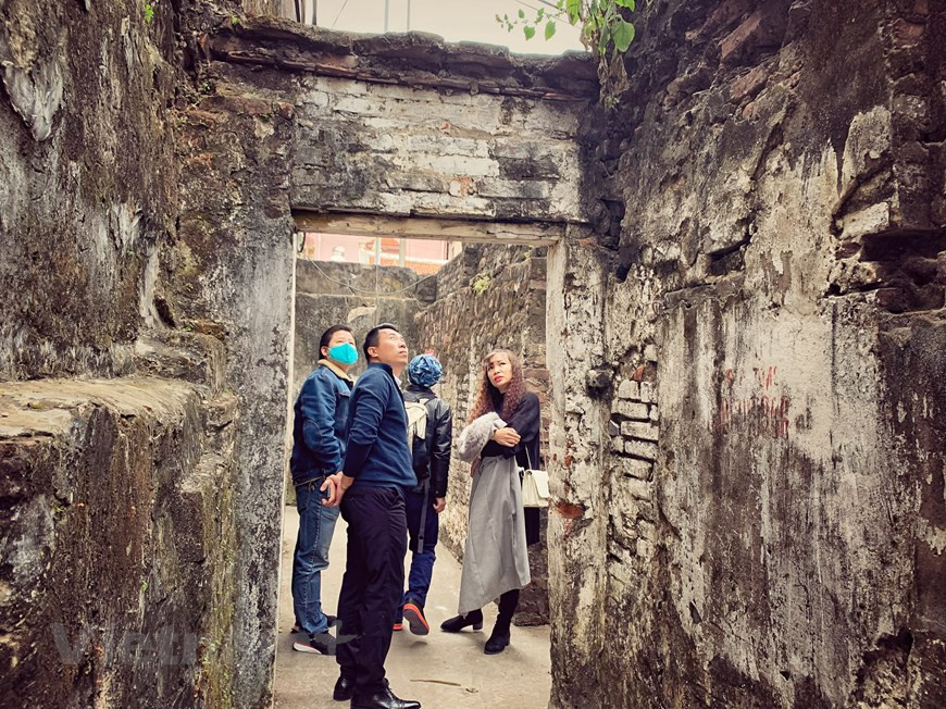 Baladez-vous dans le dédale de ruelles pour visiter les ateliers familiaux et observer le travail méticuleux des artisans. Vous pouvez observer toutes les étapes de la fabrication de la céramique vietnamienne: la préparation de l'argile, la dextérité du potier qui façonne soit au tour, soit par moulage, la finesse des motifs décoratifs : paysages, personnages, fleurs et oiseaux, des personnages folkloriques, herbes et insectes. Vient ensuite la glaçure, une étape importante qui habille, rend étanche et plus résistante la céramique. Enfin, vient la cuisson qui peut durer de 12 à 72 heures, selon les fours et les pièces à cuire. Ne manquez pas de visiter le four Lo Bâu, un vieux four centenaire qui fut largement utilisé jusqu'au XXème siècle et qui nécessitait beaucoup de bois et de personnel qualifié pour ajuster la température. L'allumage d'un four était un véritable rituel mené par le maître du four qui veillait à la cuisson, étape cruciale, avec attention. Photo: VietnamPlus