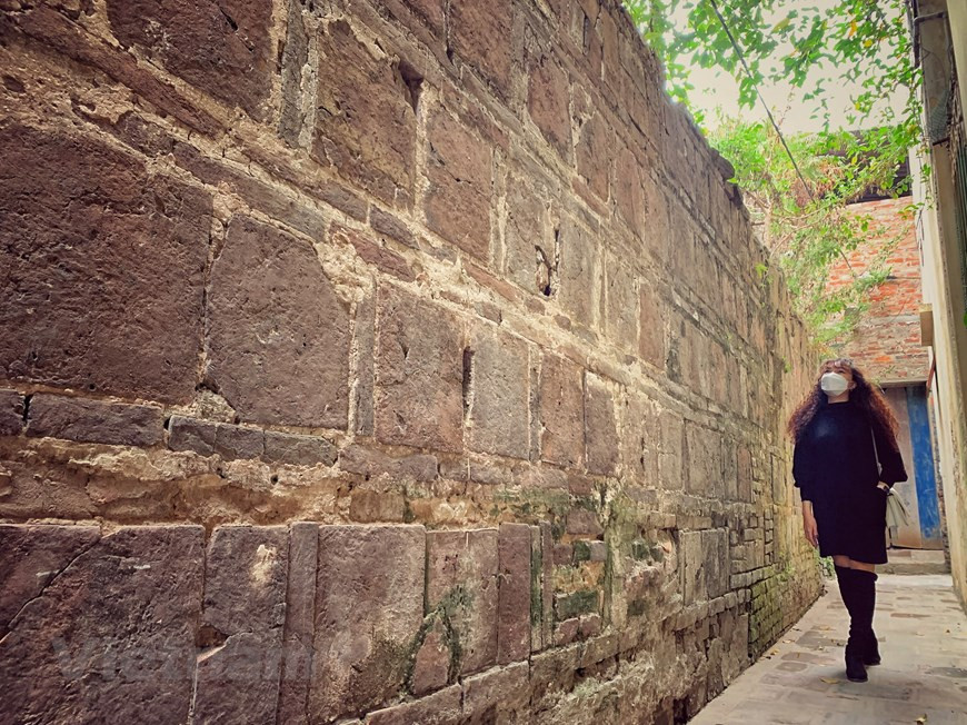 A l'instar des visites de la ville de Huê et du Temple de la Littérature à Hanoï, la découverte du village de Bat Trang peut se faire à l'aide d'un audioguide conçu en 12 langues. Les autorités municipales de Hanoï souhaitent promouvoir la singularité et l'authenticité du village de Bat Tràng. Nguyên Thi Minh Hanh, cheffe de bureau du Service du tourisme de Hanoï, explique: "Hanoï a décidé de promouvoir le développement touristique des villages de métiers de Bat Tràng et de Van Phuc. Le Service du tourisme a invité la chaîne américaine CNN à se rendre sur place et à participer à la promotion de ces deux destinations. De nombreux dirigeants d'entreprises ont également visité le village et des partenariats ont été établis avec les artisans céramistes". Photo: VietnamPlus