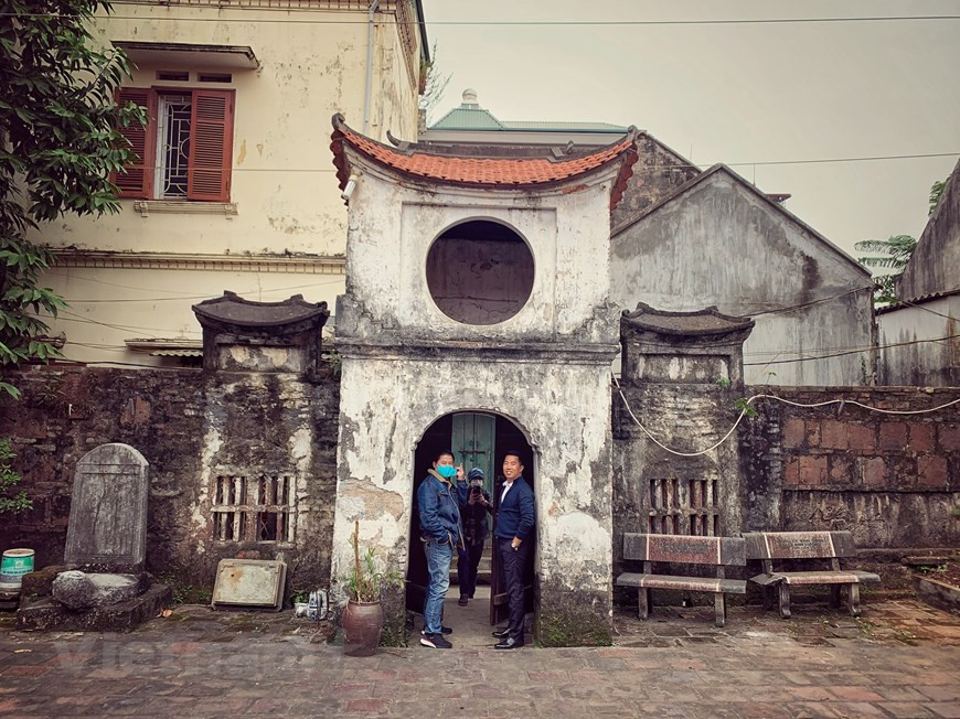 L'histoire de près de mille ans de ce village est étroitement liée à la naissance de la capitale de Thang Long, aujourd'hui Hanoï. Il des avantages géographiques, notamment des voies de communication terrestres et fluviales aisées, qui ont favorisé son épanouissement. Le métier de la céramique apporte pleinement ses bienfaits économiques à la population locale, tout en étant l'une des fiertés de la culture de Hanoï. La commune de Bat Tràng abrite les deux hameaux de Bat Tràng et de Giang Cao. Tous les deux ont été reconnus villages de métier traditionnels de la ville. 80% des 1.800 foyers de cette commune pratiquent ce métier. Chaque année, ces deux villages créent des emplois pour des milliers de personnes des localités avoisinantes. Photo: VietnamPlus 