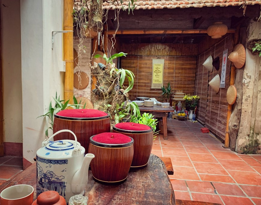 Van Vân n'est pas comme les autres maisons du village de Bat Tràng, avec son vieux portique laqué en noir, son enseigne simple et son toit couvert de lianes vertes. Dans cette maison sont exposées plus de 300 céramiques du XVe au XIXe siècles. Un haut-lieu dont la tranquillité évoque le passé dans l'un des villages de métier traditionnels les plus animés de la banlieue de Hanoï. Son propriétaire,Trân Ngoc Lâm, né en 1960, est un passionné d'antiquités originaire du bourg de Tam Diêp, dans le district de Nho Quan, province septentrionale de Ninh Binh. La maison ancienne Van Vân, c'est un peu le premier musée privé de céramiques anciennes de la capitale. Photo: VietnamPlus