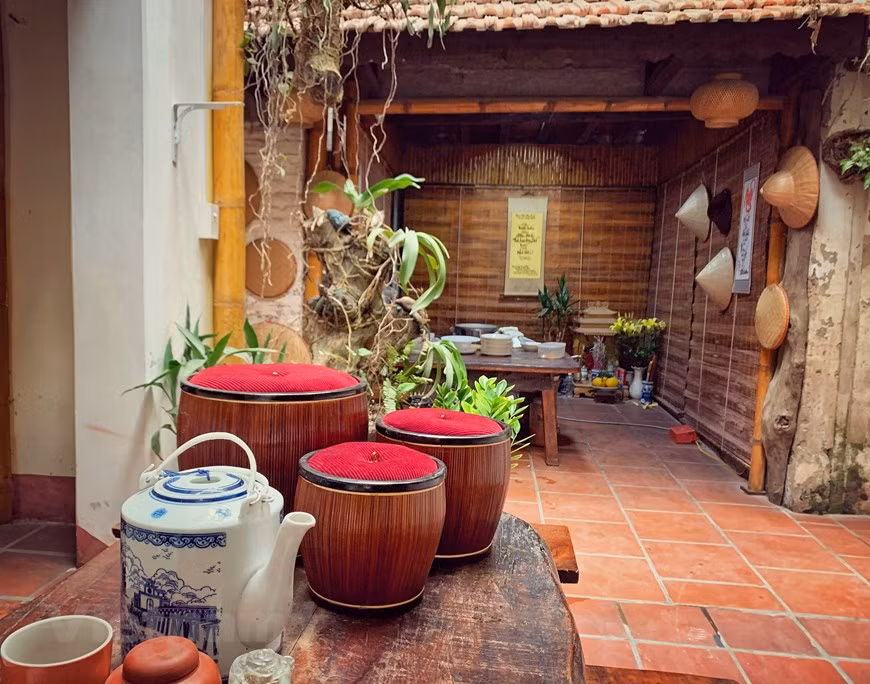 Van Vân n'est pas comme les autres maisons du village de Bat Tràng, avec son vieux portique laqué en noir, son enseigne simple et son toit couvert de lianes vertes. Dans cette maison sont exposées plus de 300 céramiques du XVe au XIXe siècles. Un haut-lieu dont la tranquillité évoque le passé dans l'un des villages de métier traditionnels les plus animés de la banlieue de Hanoï. Son propriétaire,Trân Ngoc Lâm, né en 1960, est un passionné d'antiquités originaire du bourg de Tam Diêp, dans le district de Nho Quan, province septentrionale de Ninh Binh. La maison ancienne Van Vân, c'est un peu le premier musée privé de céramiques anciennes de la capitale. Photo: VietnamPlus 