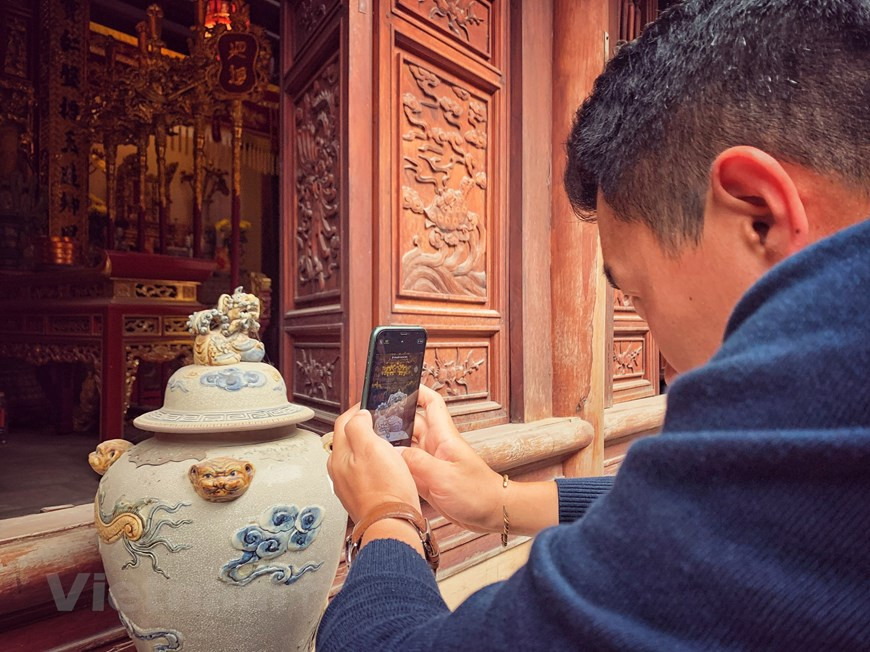 Le village de poterie de Bat Trang cultive une tradition vieille depuis plus de 500 ans. Ses produits en céramique sont toujours appréciés pour leur qualité avec de nombreux designs, modèles et types. Chaque étape du processus de création est minutieusement réalisée, avec la volonté d'apporter des produits de qualité aux clients. Céramiques ménagères, objets de culte, céramiques d'art, céramiques décoratives..., les produits de Bat Trang sont présents dans toutes les régions du pays et même exportés à l'étranger. Les vignettes sont imprimées sur papier, l'artisan n'a besoin d'appliquer qu'une fine couche d'eau pour produire des vignettes accrocheuses qui se conservent après la cuisson. Photo: VietnamPlus