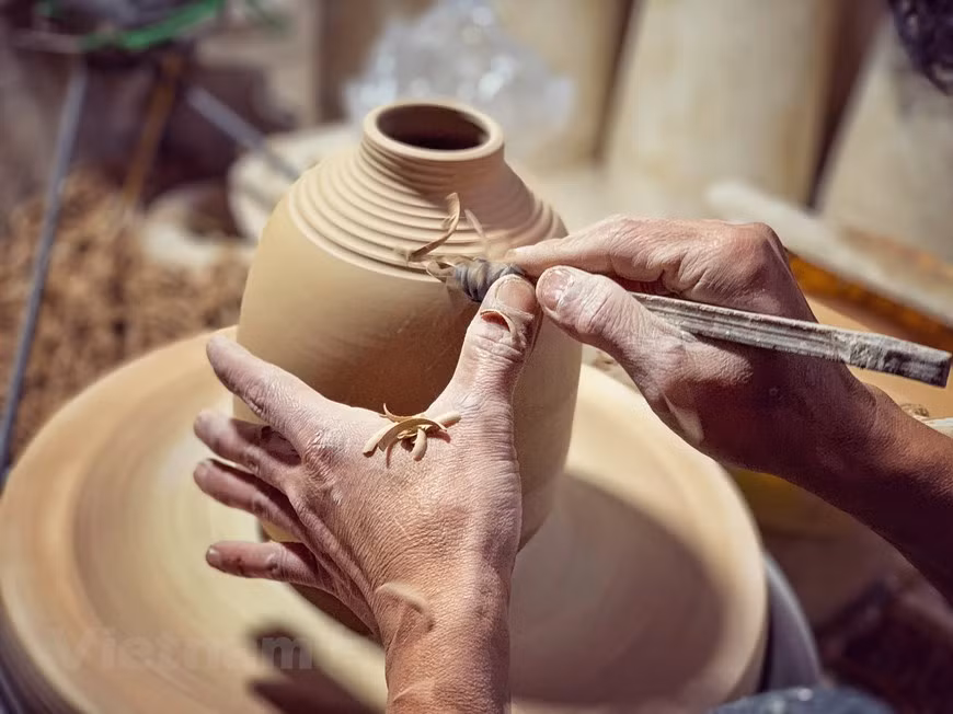 Bat Trang (bát : bol + tràng : atelier, site) a été depuis longtemps célèbre pour ses bat dàn, bols de faïence très employés dans le delta du fleuve Rouge, et pour ses briques très solides pour la fabrication de citernes et de "bassins en demi-lune" qui hantaient les jeunes gars de jadis. On vantait la merveilleuse adresse de ses potiers qui pouvaient, sans moule, façonner des bols identiques par la forme et la grandeur. Il y a plus de 400 ans, Bat Trang a su préparer, outre l'émail "blanc-ivoire", d'autres émaux (vert, bleu marine, jaune foncé, brun clair) à partir des oxydes de fer et de cuivre, de minerais et produits chimiques importés de l'étranger. Il produisait des spécimens d'une assez grande finesse d'exécution : chandeliers, brûle-parfums, vases à fleurs, gobelets, carafons à alcool. Photo: VietnamPlus 