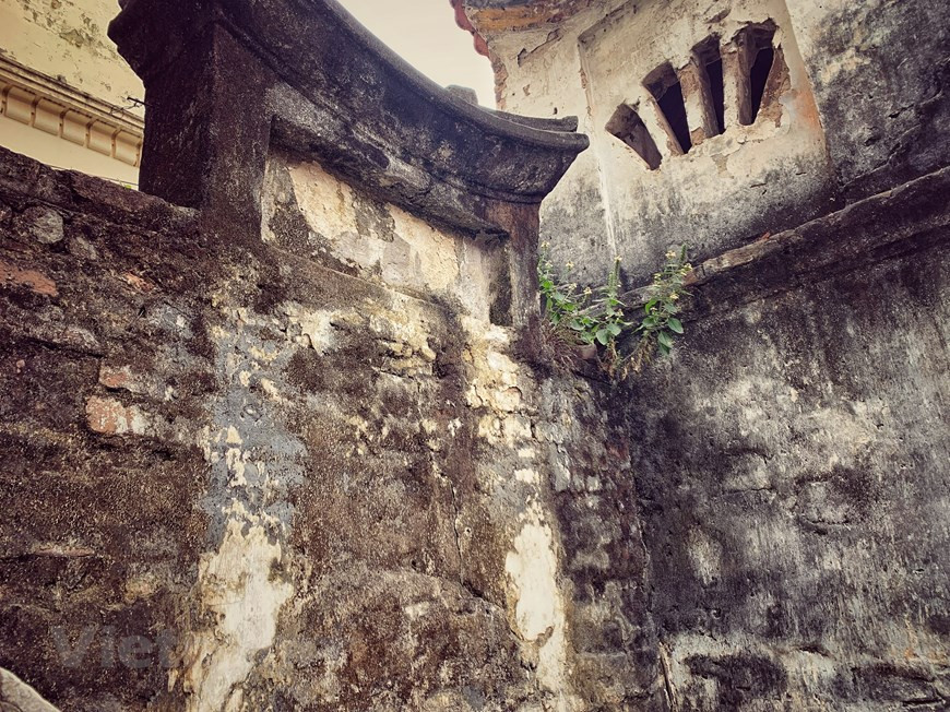  L'identité de la commune est reflétée par ses valeurs culturelles matérielles et immatérielles très fortes. Les valeurs culturelles matérielles sont visibles avec l'ancien village, les maisons anciennes et les sites historiques. Les ateliers de céramique et les innombrables boutiques dans la rue principale font le bonheur des visiteurs. Le savoir-faire exceptionnel des artisans fait de ce village un lieu unique. Nous préparons le dossier de proposition d'inscription du village de Bat Trang comme patrimoine culturel immatériel national et envisageons de faire connaître cette destination au plus grand nombre. Chaque année, Bat Trang accueille quelque 200.000 touristes dont 20% d'étrangers", a dit Vu Thi Hai Yên, cheffe du Service de la culture et de l'information du district de Gia Lâm. Photo: VietnamPlus