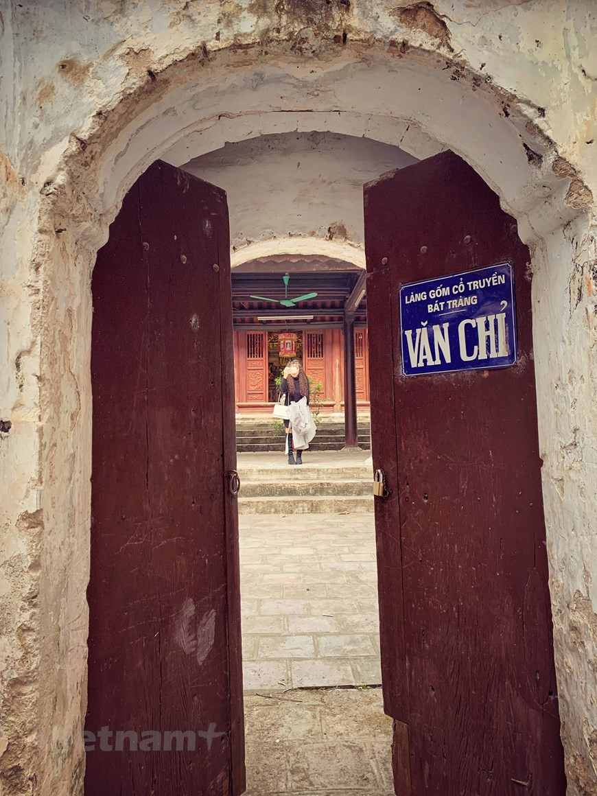  Le village de Bat Trang est célèbre dans tout le pays pour posséder une grande épaisseur de littérature, des générations et de profession. Au fil du temps, les produits céramique du village ont été développés et sont devenus bien connue pour sa qualité, son originalité et sa beauté tant à l'intérieur qu'à l'extérieur du pays. Ils sont présents sur des marchés internationaux, voire les plus exigeants comme le Japon, la France, les Pays-Bas, la Grande-Bretagne, le Portugal, les États-Unis, etc. La poterie de Bat Trang a apporté l'élite de l'âme vietnamienne à travers le monde. Au Musée national d'Histoire à Hanoï, vous pouvez admirer une très belle collection de statues représentatives de la céramiques nationale. Photo: VietnamPlus