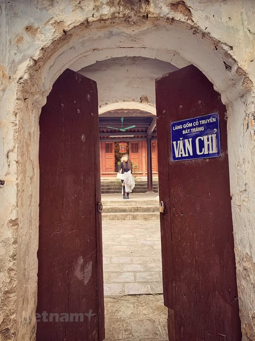  Le village de Bat Trang est célèbre dans tout le pays pour posséder une grande épaisseur de littérature, des générations et de profession. Au fil du temps, les produits céramique du village ont été développés et sont devenus bien connue pour sa qualité, son originalité et sa beauté tant à l'intérieur qu'à l'extérieur du pays. Ils sont présents sur des marchés internationaux, voire les plus exigeants comme le Japon, la France, les Pays-Bas, la Grande-Bretagne, le Portugal, les États-Unis, etc. La poterie de Bat Trang a apporté l'élite de l'âme vietnamienne à travers le monde. Au Musée national d'Histoire à Hanoï, vous pouvez admirer une très belle collection de statues représentatives de la céramiques nationale. Photo: VietnamPlus