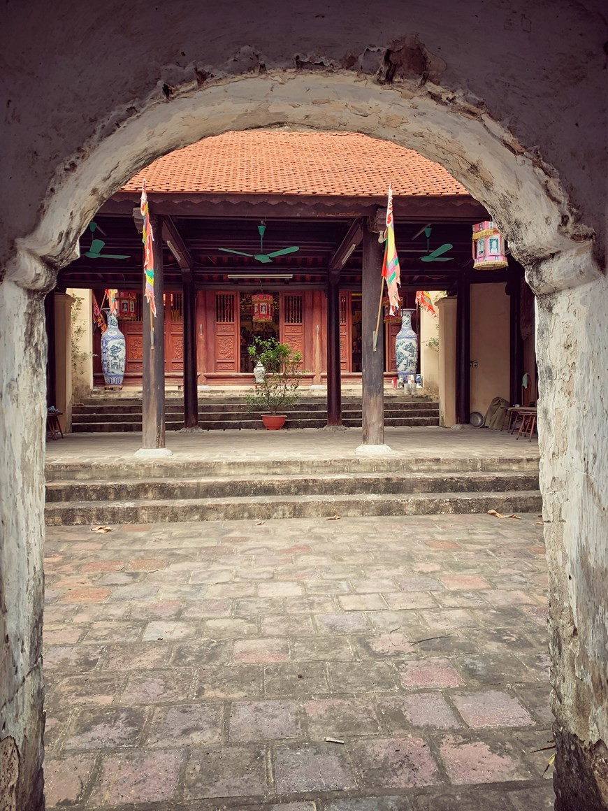 L'ancien Bat Trang, très pittoresque avec ses paillotes et ses ateliers paysans, a presque disparu. La production de céramique à Bat Trang existe depuis au moins le XIVème siècle, ce village est considéré comme le berceau de la céramique au Vietnam. Avec plus de 600 fours toujours en fonctionnement, Bat Trang abrite le plus grand nombre de fours au niveau national. Aujourd'hui encore, le village de poterie de Bat Trang, en banlieue de Hanoï, est tourné presque exclusivement vers cet artisanat ancestral et sa commercialisation. La majorité des foyers du village de Bat Trang sont directement impliqués dans la production de céramique. Photo: VietnamPlus