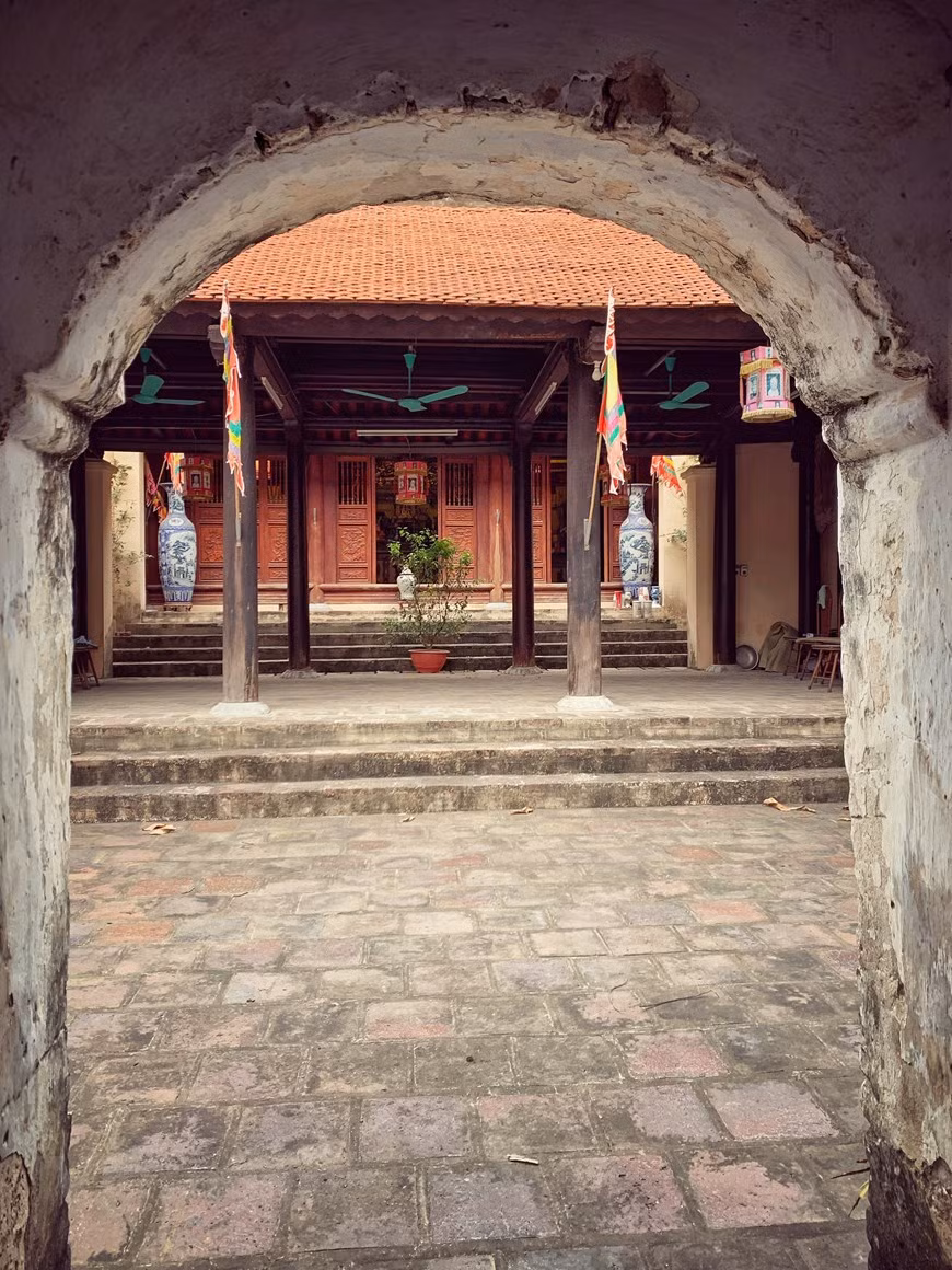 L'ancien Bat Trang, très pittoresque avec ses paillotes et ses ateliers paysans, a presque disparu. La production de céramique à Bat Trang existe depuis au moins le XIVème siècle, ce village est considéré comme le berceau de la céramique au Vietnam. Avec plus de 600 fours toujours en fonctionnement, Bat Trang abrite le plus grand nombre de fours au niveau national. Aujourd'hui encore, le village de poterie de Bat Trang, en banlieue de Hanoï, est tourné presque exclusivement vers cet artisanat ancestral et sa commercialisation. La majorité des foyers du village de Bat Trang sont directement impliqués dans la production de céramique. Photo: VietnamPlus 