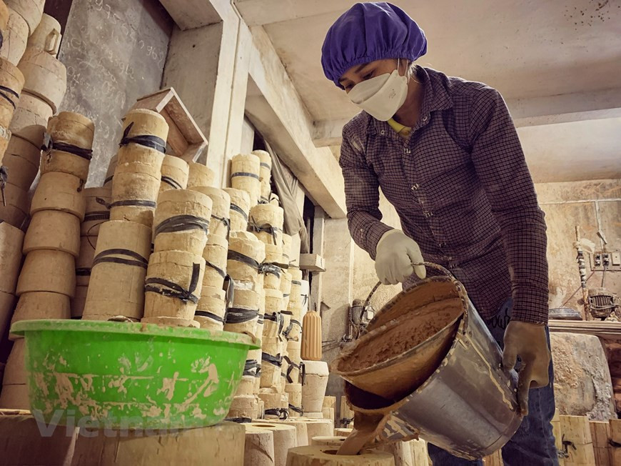 En termes de village artisanal de longue date au Vietnam, Bat Trang tient le haut du pavé. Ce n'est pas seulement le lieu de préservation d'un artisanat séculaire de Hanoï, c'est aussi l'un des plus grands fournisseurs de céramiques au Vietnam. Niché sur les rives du fleuve Rouge, dans le district de Gia Lam, en banlieue de Hanoï, il s'agit du village de poterie le plus ancien et le plus célèbre du Vietnam, ainsi qu'un lieu incontournable pour les touristes. En 2019, le ministère de la Culture, des Sports et du Tourisme a reconnu "Le métier traditionnel de poterie du village de Bat Trang comme patrimoine culturel immatériel national". Photo: VietnamPlus