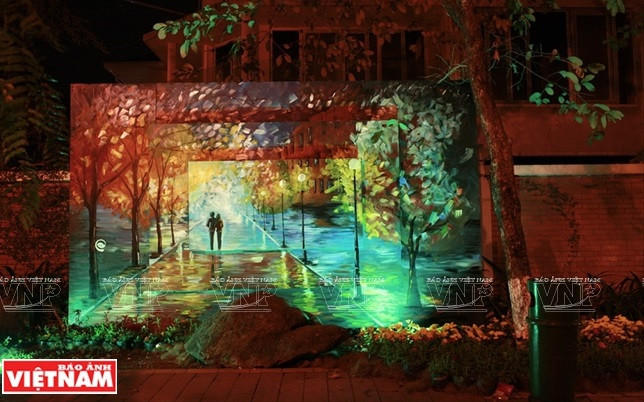 Une des peintures murales du groupe «Yeux Viêt» dans l'espace public. La nuit, avec l’éclairage, l’effet est décuplé. Photo: VNP