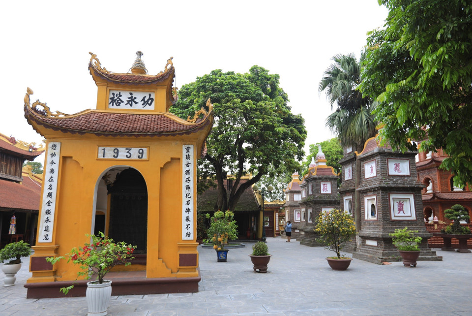 Située sur la petite péninsule à l’est du lac de l’Ouest, Trân Quôc est la plus vieille pagode de Hanoï. Avec ses plus de 1.500 ans d’existence, elle surprend toujours les visiteurs pour sa beauté poétique et ses valeurs historiques. Photo: VNA