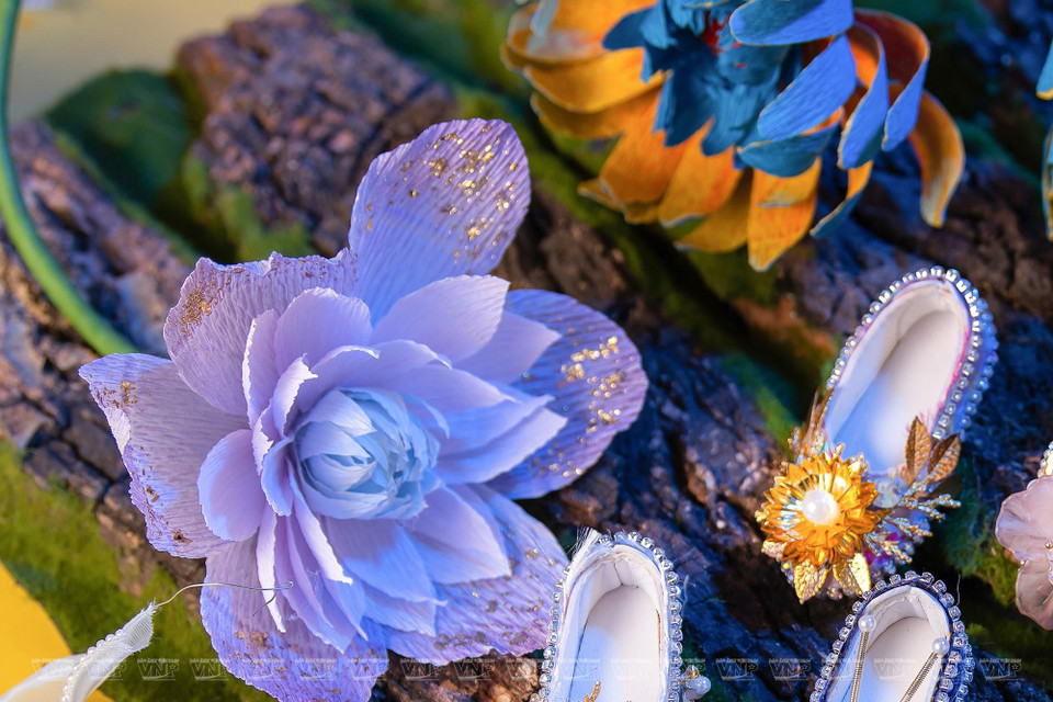 Une fleur rattachée à la tenue des poupées. Photo: VNP