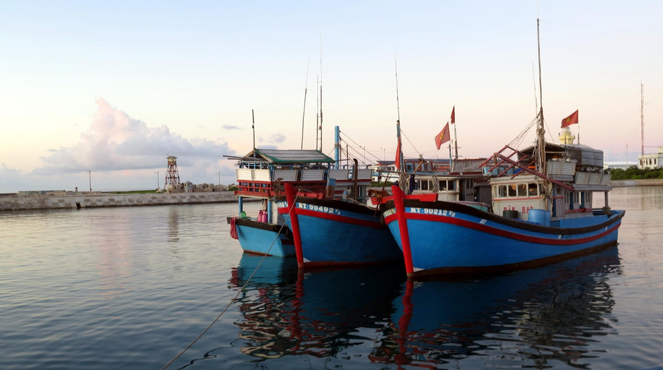 Après de trois ans de mis en service, plus de 700 bateaux de pêche sont ancrés aux écluses de l’archipel de Truong Sa pour des réparations et l’approvisionnement en nourriture et eau douce. Photo : VNA
