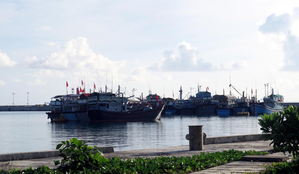Les écluses de l'archipel de Truong Sa constituent la "maison commune" des pêcheurs en mer. Ces lieux leur permettent non seulement d'effectuer des prestations de logistique de pêche, mais servent également d’abri et de point d'appui spirituel solide. Photo: VNA