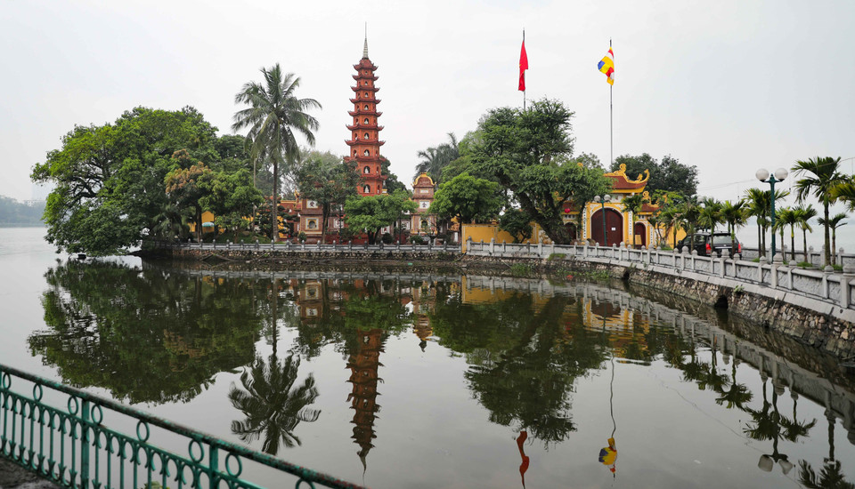 La pagode Tran Quoc est également connue sous le nom de « fleur de lotus » sur le lac de l'Ouest. Photo: VNA