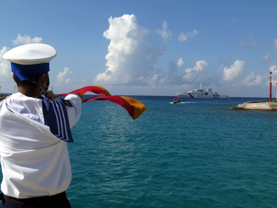 Un bateau vient mouiller à l'écluse de l'île de Sinh Tôn. Photo: VNA