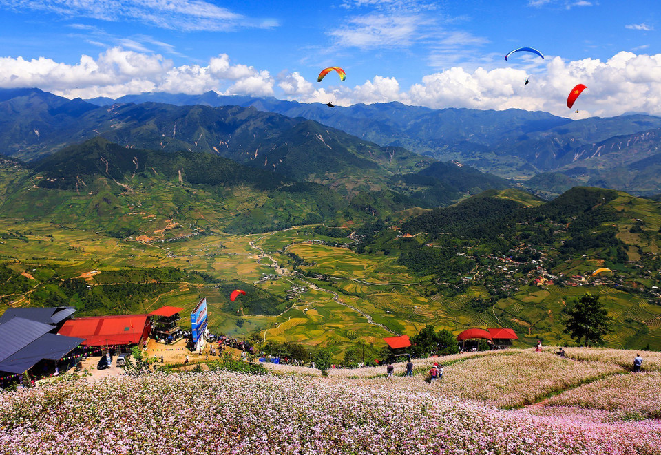 Festival de parapente au col de Khau Pha 2022 dans la province septentrionale de Yên Bai . Le sommet du col de Khau Pha est le plus élevé des quatre sommets de cols au Nord-Ouest. Entouré de nuages, il culmine à une altitude de 1.200m par rapport au niveau de la mer. Le col de Khau Pha est l'un des quatre plus beaux lieux du Vietnam et la plus belle destination au monde pour y pratiquer le parapente. Photo: VNA 