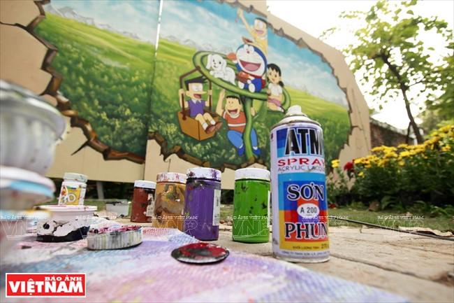 Le graffiti est une inscription ou une peinture réalisée sur des murs, des monuments ou des objets parfois situés sur l'espace public. L'artiste utilise de la peinture à l'huile ou de la peinture acrylique pour créer des fresques uniques, spéciales et souvent impressionnantes. La peinture acrylique crée des couleurs vives et durables. Elle ne cause pas d'odeur désagréable, est facile à nettoyer et d'exécution rapide. Au Vietnam, les peintures murales 3D à l’acrylique gagnent du terrain dans les lieux de divertissement, les centres d'affaires, les cafés, les restaurants, les bars et même les écoles maternelles... Le groupe «Yeux Viêt» a réalisé de nombreux projets dans des espaces publics, notamment dans les nouveaux quartiers d’habitation modernes comme Ecopark et Vinhomes. Photo: VNP