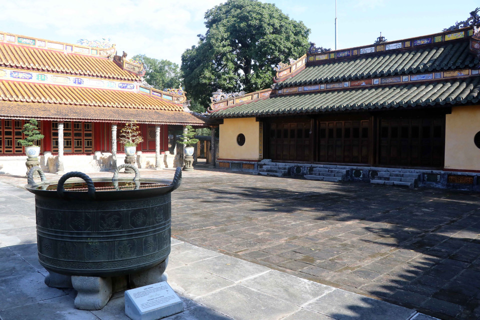 La Cour de cérémonies est décorée de chaudron de bronze coulé en 1673. Photo: VNA