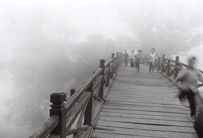 Enfants sur le pont Thê Huc.