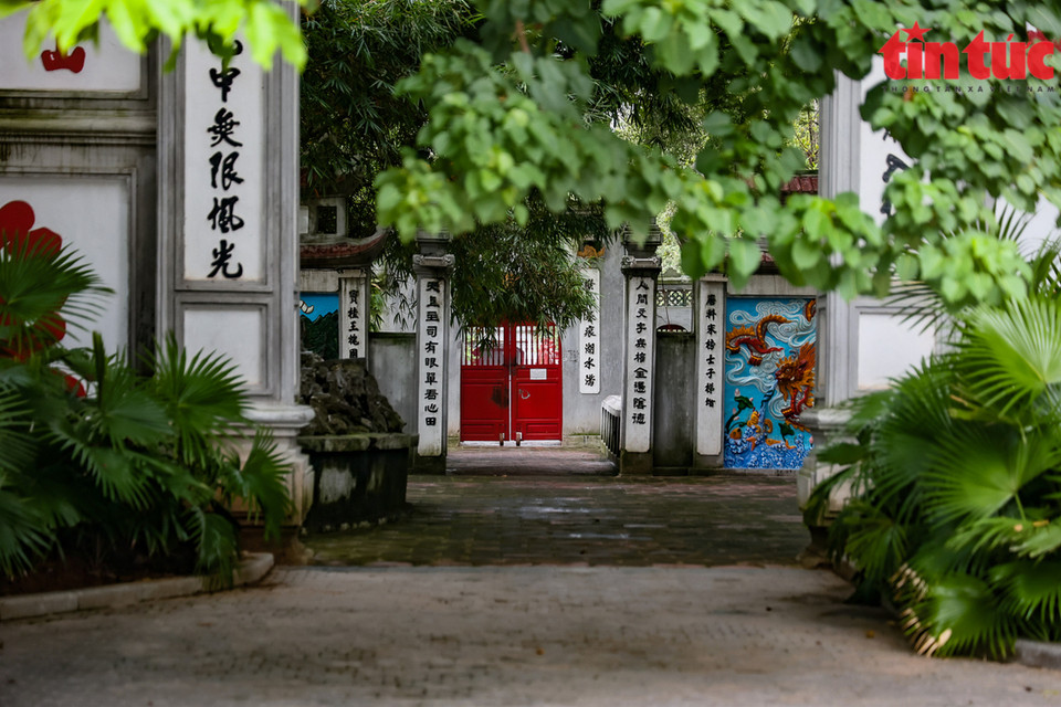 Le temple Ngoc Son est fermé. Photo : VNA