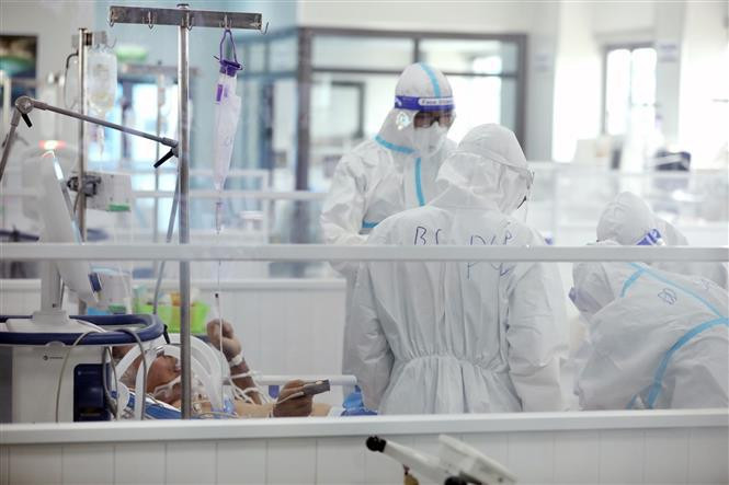 Les médecins et les infirmiers s’efforcent de traiter les patients sévères et critiques. Photo : VNA