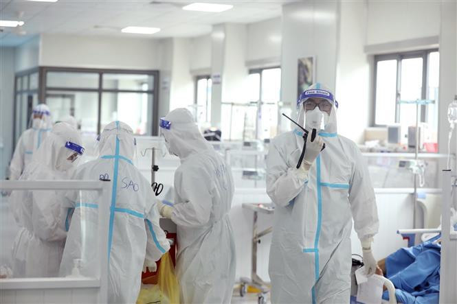 La bonne coordination de l'équipe médicale a contribué à sauver la vie de nombreux patients sévères atteints du Covid-19. Photo : VNA
