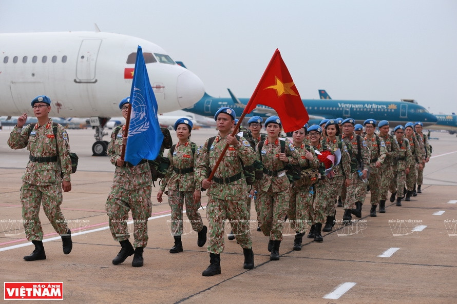 Des membres d'un hôpital de campagne vietnamien partent pour le Soudan du Sud le 21 avril 2021, à l’aéroport international de Tân Son Nhât, à Hô Chi Minh-Ville (Sud). Photo: VNP