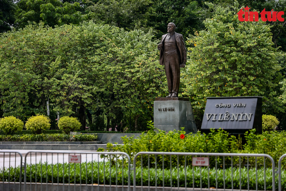Des barrières sont placées autour de l'entrée du parc Lénine sur la rue Diên Biên Phu. Photo : VNA