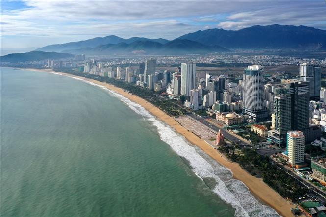 D’une superficie de 251 km2, avec 392.279 habitants, des paysages naturels splendides, de nombreux monuments historiques et culturels, Nha Trang est considérée comme la perle de l'Extrême-Orient, un joyau vert de la région. Photo: VNA