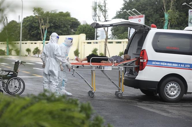 Une première patiente sévère et critique, âgée de 92 ans, domiciliée dans l’arrondissement de Dông Da (Hanoi), est sortie de l’hôpital. Photo : VNA