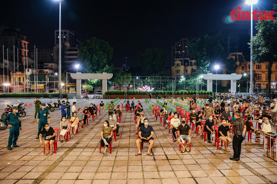 Des personnes de 18 ans et plus font la queue pour recevoir des injections. Photo : VNA