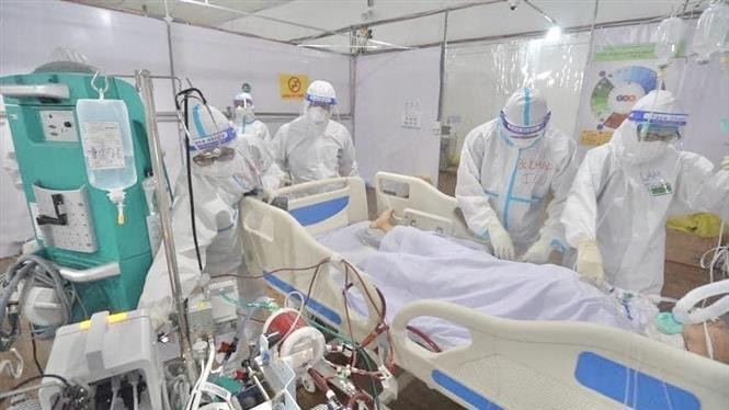 Les médecins prennent en charge les patients atteints du Covid-19. Photo : VNA