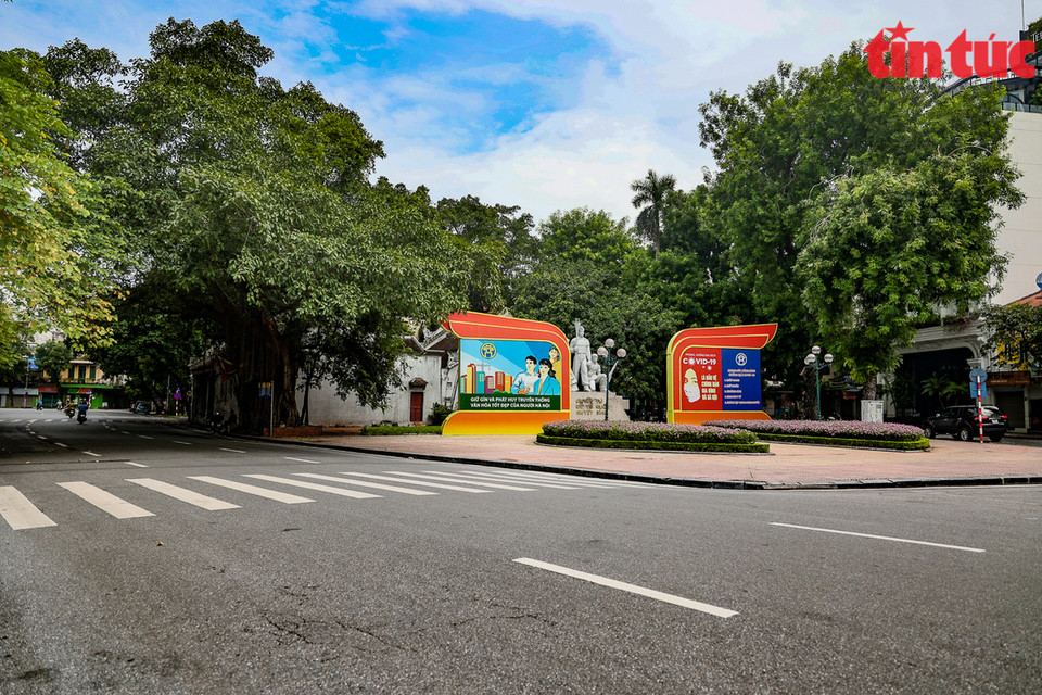 La statue du sacrifice pour la Patrie est silencieuse au milieu d’une rue déserte. Photo : VNA