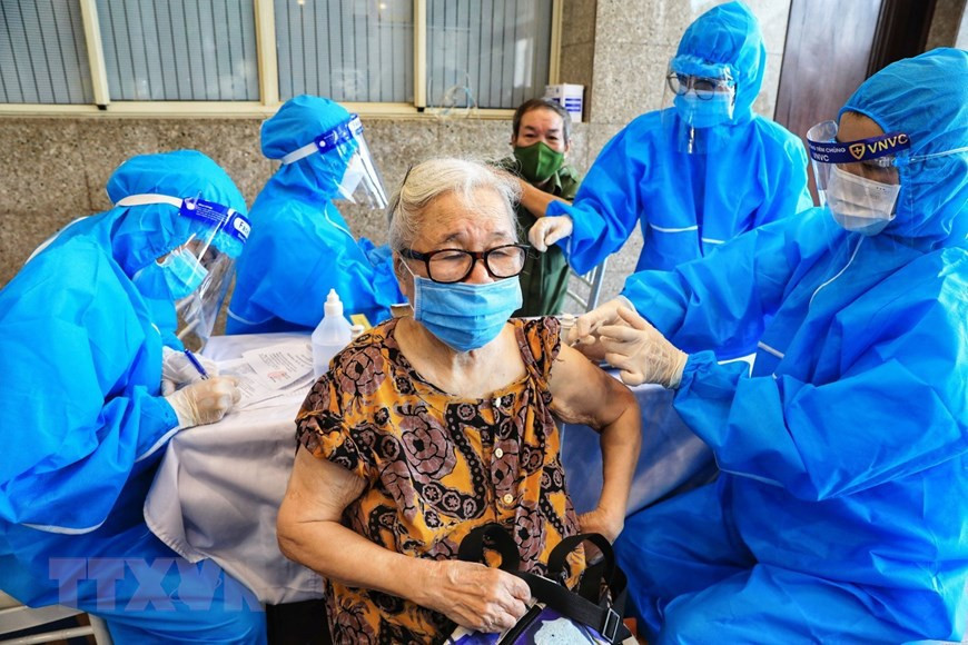 Vaccination d'une personne âgée dans la capitale. Photo: VNA