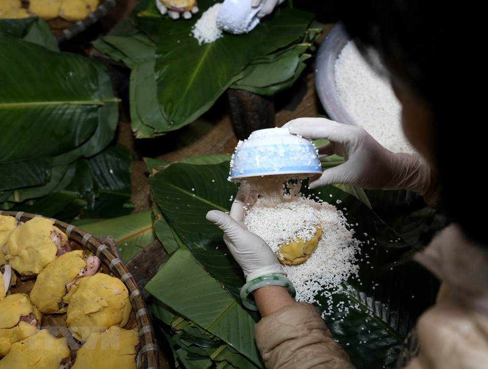 Le village de Tranh Khuc, commune de Duyên Ha, district de Thanh Tri, Hanoï, est connu depuis des siècles pour ses délicieux gâteaux de riz gluant (bánh chưng).