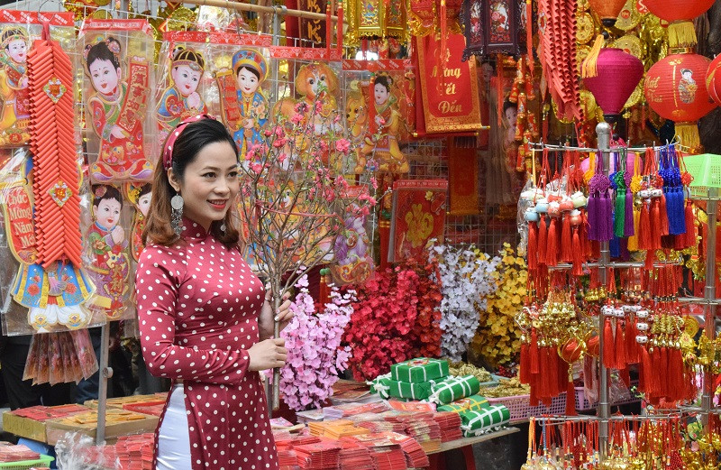 Beaucoup de personnes vont à la rue de Hang Ma seulement pour jouir de l'ambiance festive du Têt ou prendre des photos souvenirs.