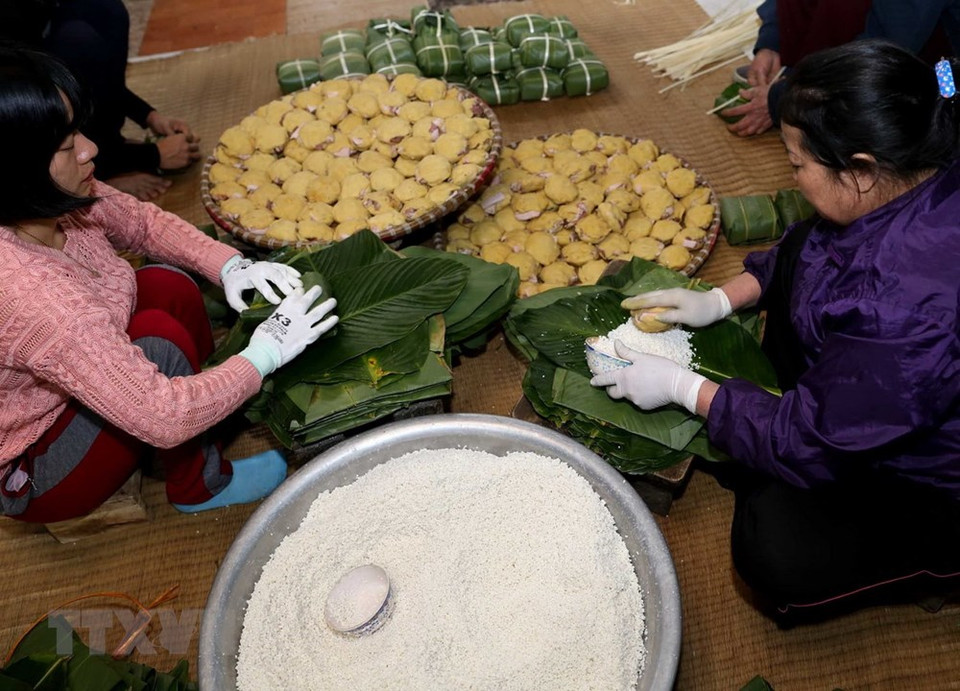 La préparation de banh trung chez Mme Nguyen Thi Thuong dans le village de Tranh Khuc.