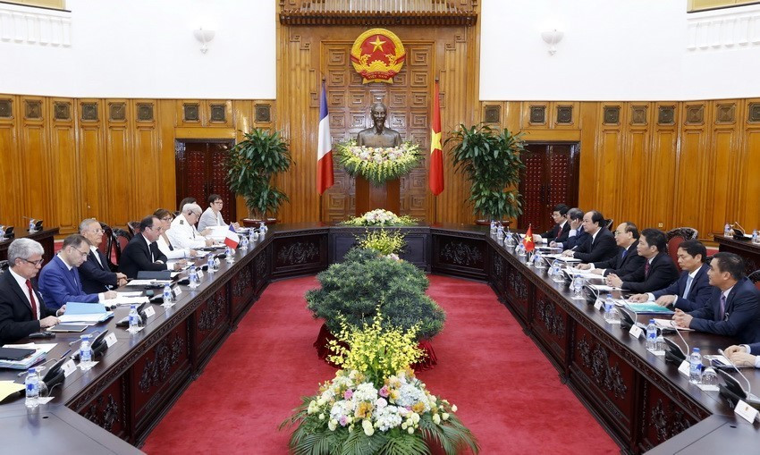 Entretien le 6 septembre 2016 entre le Premier ministre vietnamien Nguyen Xuan Phuc et l'ancien président français François Hollande à Hanoï. Photo: VNA
