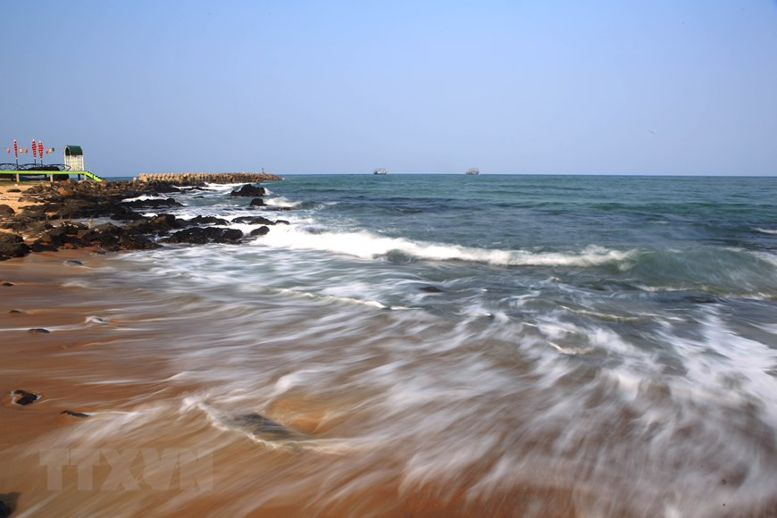 La plage n’est pas bien longue ni très large, mais elle possède une beauté particulière. Photo: VNA
