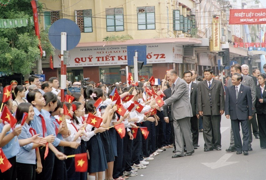 Le 7 octobre 2004, l'ancien président français Jacques Chirac a rendu visite et discuté avec des étudiants francophones à l'Institut Français de Hanoï lors de sa visite officielle au Vietnam. Photo: VNA