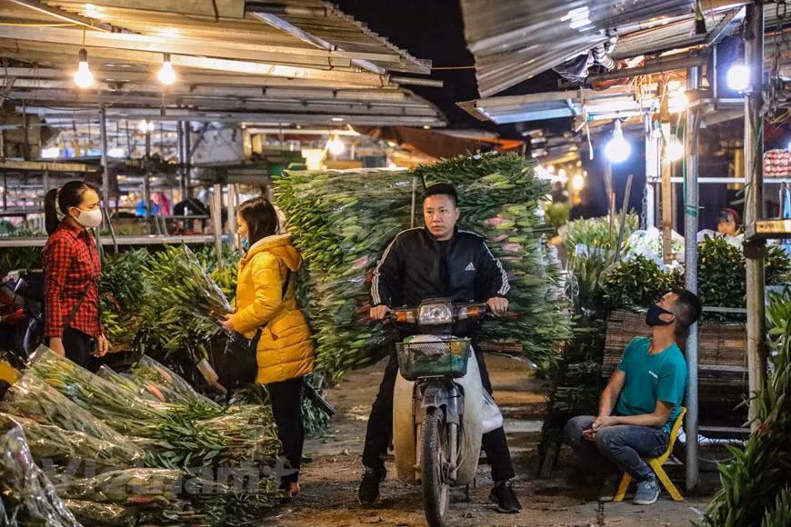 Tous les petits commerçants du marché de Quang Ba s'attendent à ce que les activités commerciales reviennent rapidement à la stabilité. Photo: VNA