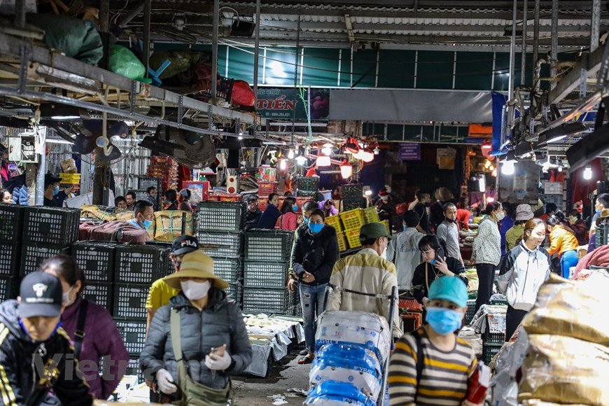 Le marché de Long Bien est le plus grand marché de vente en gros des fruits et légumes à Hanoï. Photo: VNA