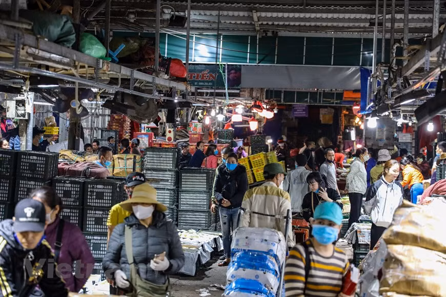 Le marché de Long Bien est le plus grand marché de vente en gros des fruits et légumes à Hanoï. Photo: VNA