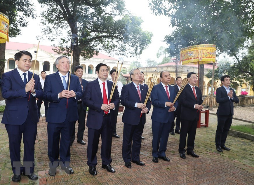 Le même jour, la délégation offre également de l'encens au temple Kinh Thien à l'intérieur de l'ancienne citadelle impériale de Thang Long à Hanoï pour commémorer les ancêtres vietnamiens, les soldats tombés au combat et les martyrs de guerre. Photo: VNA