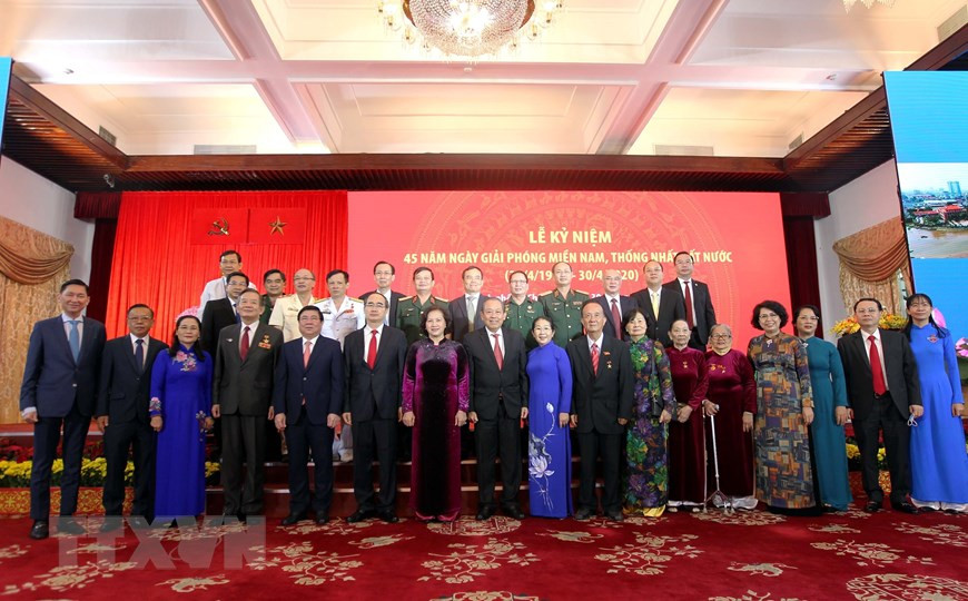 Une cérémonie marquant le 45e anniversaire de la libération du Sud et de la réunification nationale a lieu le 30 avril 2020 à Hô-Chi-Minh-Ville. Photo: VNA