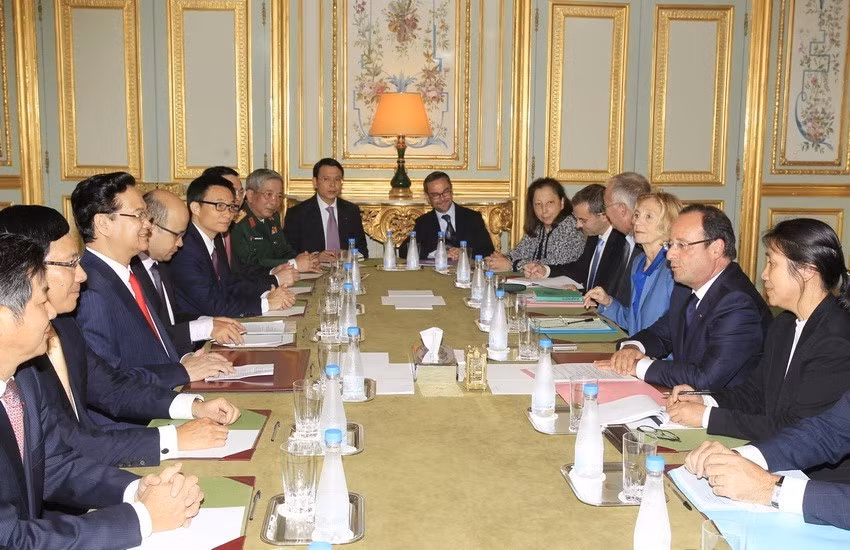 Entretien entre l'ancien président français François Hollande et l'ancien Premier ministre Nguyen Tan Dung lors de sa visite officielle en France du 24 au 26 septembre 2013. Photo: VNA