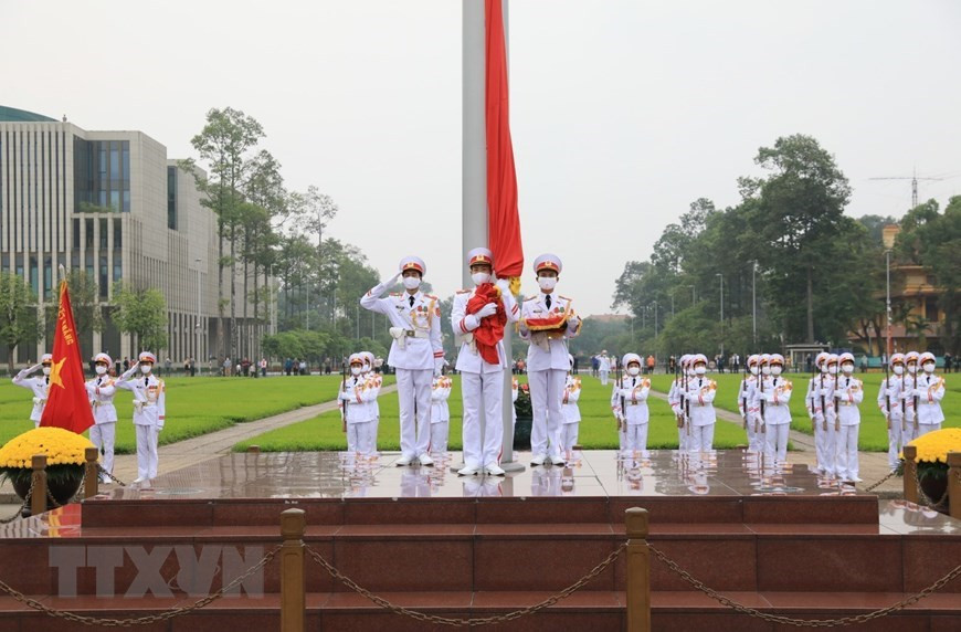 Les gardes d'honneur exécutent la cérémonie de lever du drapeau. Photo: VNA