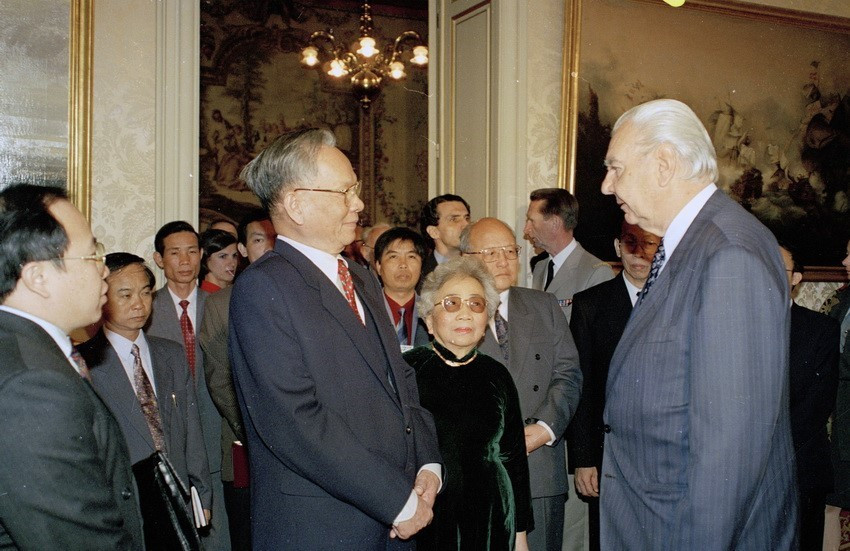Le 11 mai 1995 à Paris, l'ancien président du Sénat français René Monory a reçu l'ancien président vietnamien Le Duc Anh. Photo: VNA