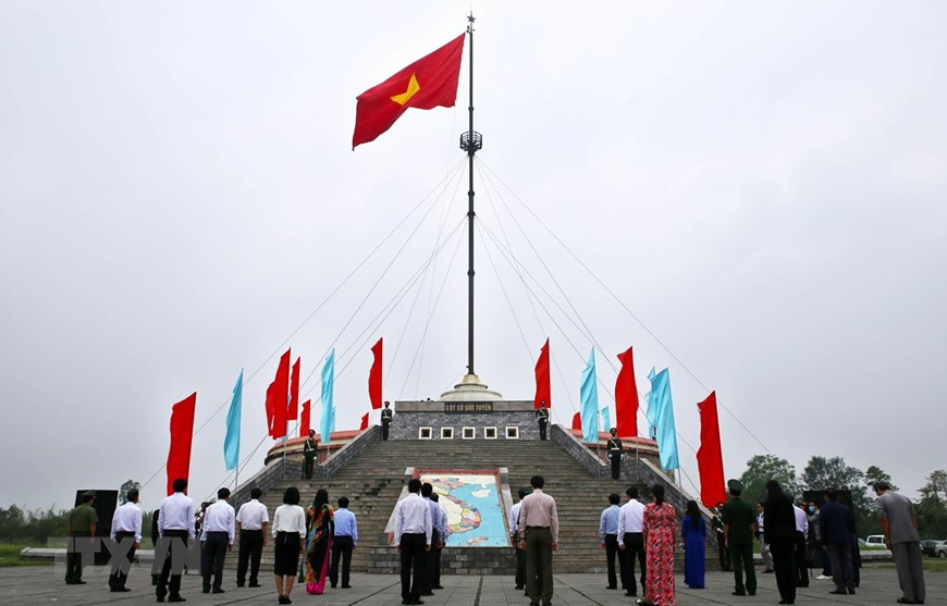 Lors de la cérémonie de lever du drapeau national sur le site historique Hiên Luong-Bên Hai dans le district de Vinh Linh, province de Quang Tri (Centre). Photo : VNA